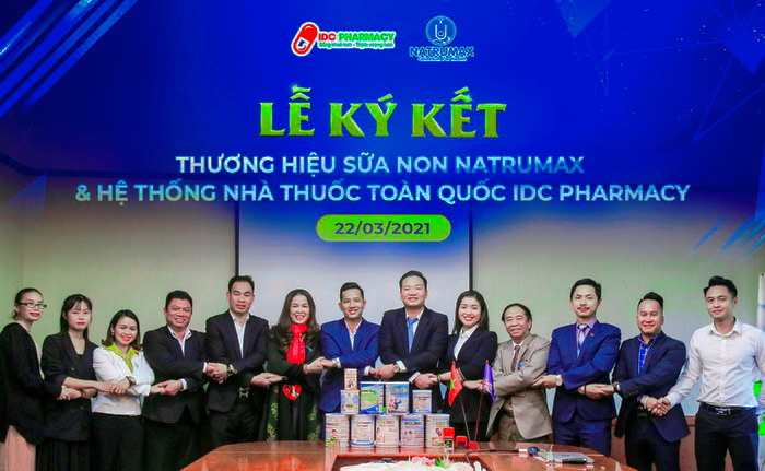 C&amp;aacute;c th&amp;agrave;nh vi&amp;ecirc;n BLĐ Thương hiệu sữa non Natrumax, Hệ thống Nh&amp;agrave; Thuốc IDC Pharmacy chụp ảnh lưu niệm tại lễ k&amp;yacute; kết