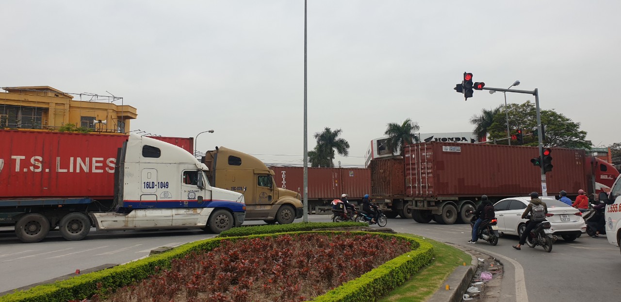 Người d&amp;acirc;n mong mỏi tại n&amp;uacute;t giao QL5- T&amp;ocirc;n Đức Thắng- Đường M&amp;aacute;ng c&amp;oacute; c&amp;acirc;y cầu vượt để x&amp;oacute;a điểm