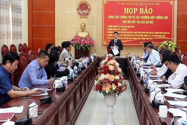 To&amp;agrave;n cảnh buổi họp b&amp;aacute;o về cưỡng chế thu hồi đất cho c&amp;aacute;c dự &amp;aacute;n