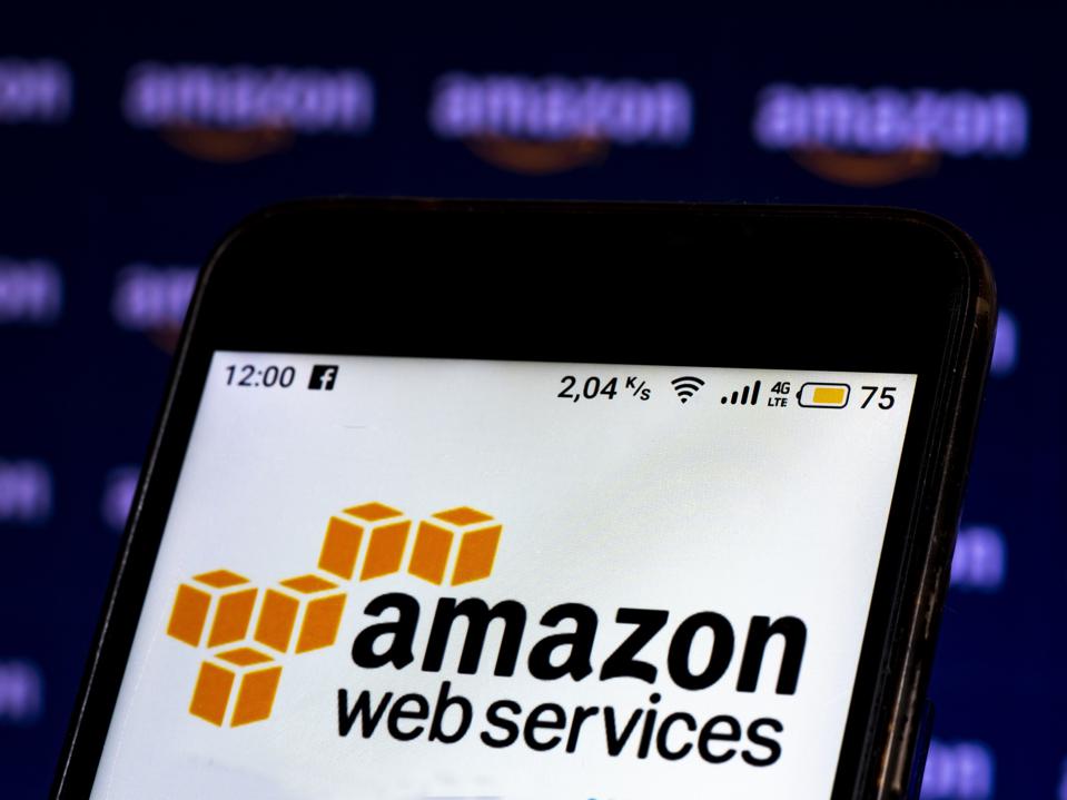 Logo của Amazon Web Services được hiển thị tr&amp;ecirc;n m&amp;agrave;n h&amp;igrave;nh điện thoại th&amp;ocirc;ng minh.