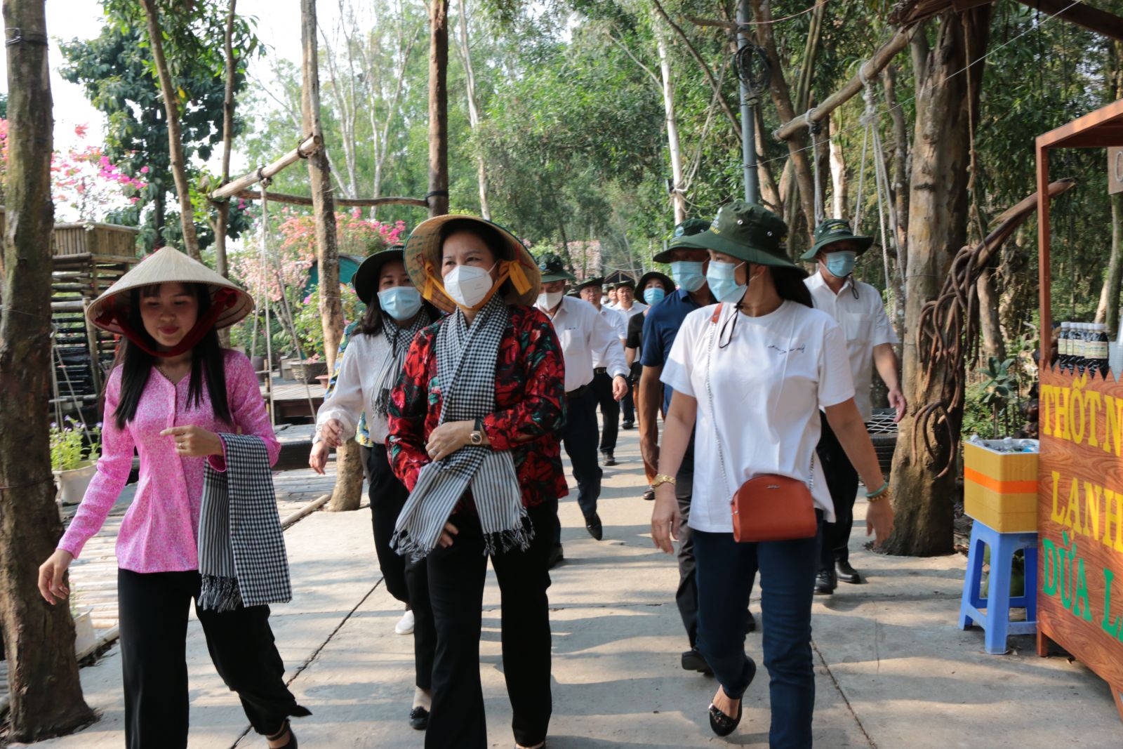 Chủ tịch Quốc hội, Nguyễn Thị Kim Ng&amp;acirc;n c&amp;ugrave;ng đo&amp;agrave;n c&amp;ocirc;ng t&amp;aacute;c ấn tượng vẻ đẹp sinh th&amp;aacute;i nơi đ&amp;acirc;y