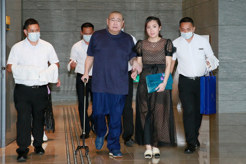 Tỷ ph&amp;uacute; Joseph Lau v&amp;agrave; vợ Chan Hoi-wan. Ảnh: Bloomberg.