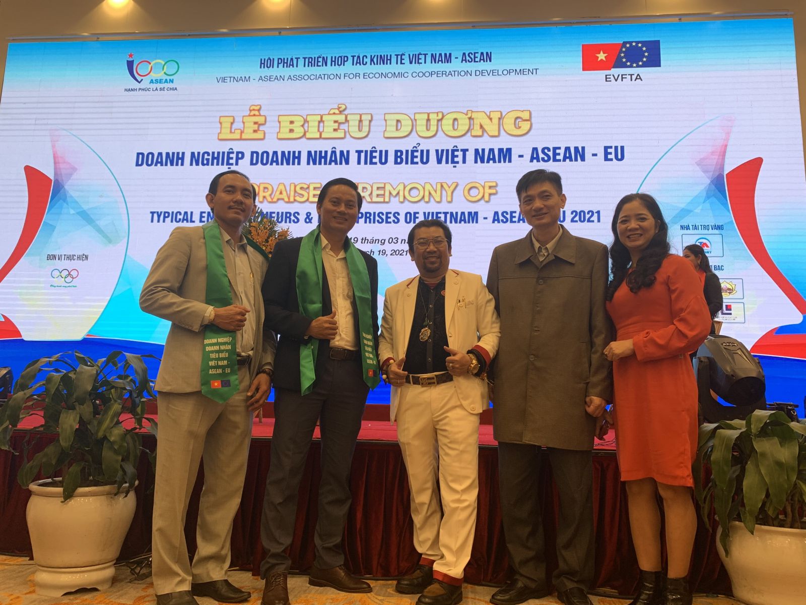 Doanh nh&amp;acirc;n Nguyễn Ho&amp;agrave;ng Sang chụp h&amp;igrave;nh lưu niệm c&amp;ugrave;ng c&amp;aacute;c doanh nh&amp;acirc;n tham dự diễn đ&amp;agrave;n