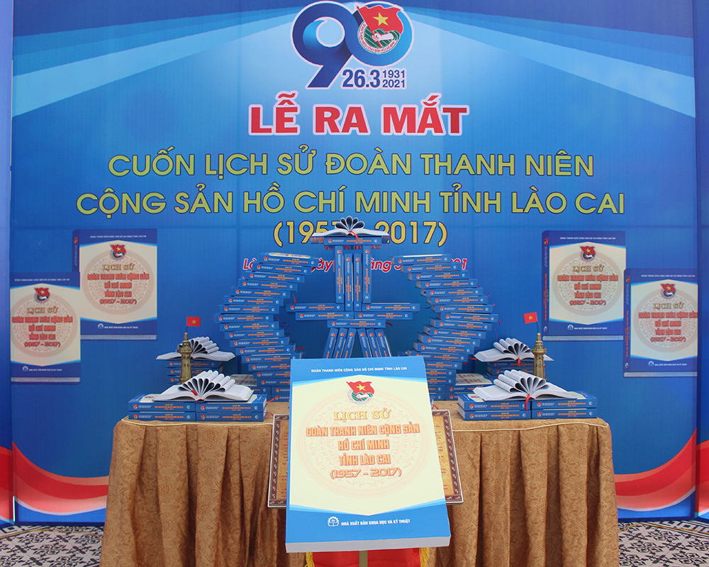 Cuốn Lịch sử Đo&amp;agrave;n TNCS Hồ Ch&amp;iacute; Minh tỉnh L&amp;agrave;o Cai (1957 - 2021)