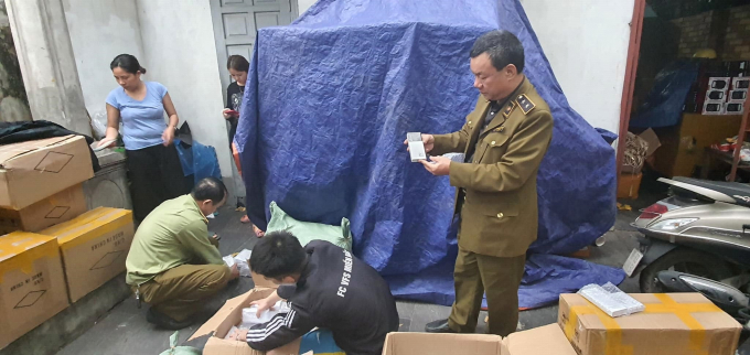 Hơn 2.000 pin dự ph&amp;ograve;ng giả, k&amp;eacute;m chất lượng ở H&amp;agrave; Nội