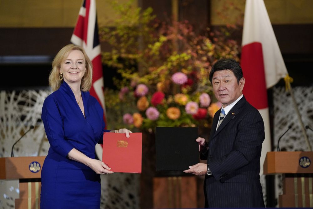 Bộ trưởng Ngoại giao Nhật Bản Toshimitsu Motegi (R) v&amp;agrave; Bộ trưởng Thương mại Quốc tế Anh Liz Truss chụp ảnh tại Tokyo v&amp;agrave;o ng&amp;agrave;y 23 th&amp;aacute;ng 10 năm 2020, sau khi k&amp;yacute; một thỏa thuận thương mại tự do song phương hậu Brexit.