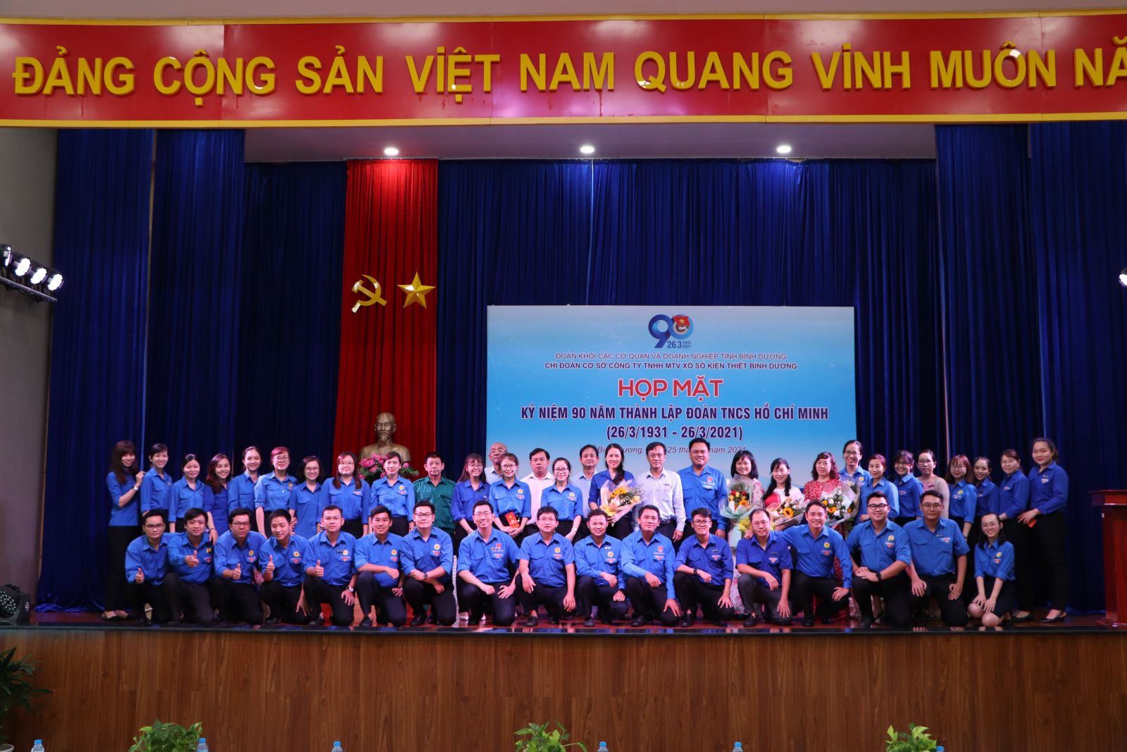 Tập thể cán bộ đoàn chụp ảnh kỷ niệm Tập thể cán bộ đoàn chụp ảnh kỷ niệm