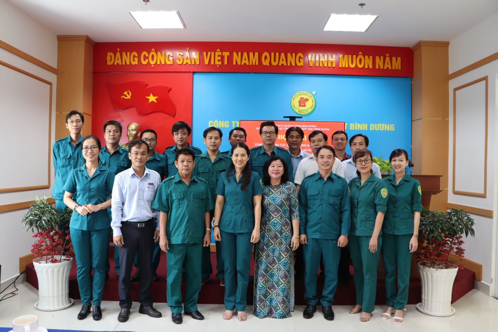 C&amp;aacute;n bộ l&amp;atilde;nh đạo Xổ số B&amp;igrave;nh Dương chụp h&amp;igrave;nh lưu niệm với d&amp;acirc;n qu&amp;acirc;n tự vệ