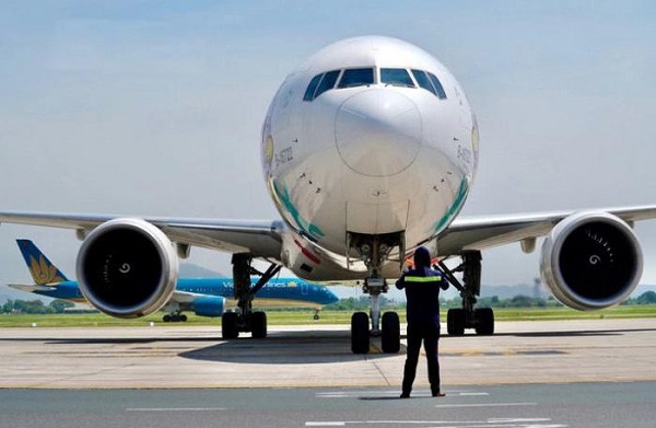 Tại c&amp;aacute;c s&amp;acirc;n bay, tất cả m&amp;aacute;y bay đều phải lăn theo vệt, dừng đỗ đ&amp;uacute;ng vạch v&amp;agrave; y&amp;ecirc;u cầu phi c&amp;ocirc;ng thực hiện chuẩn chỉ