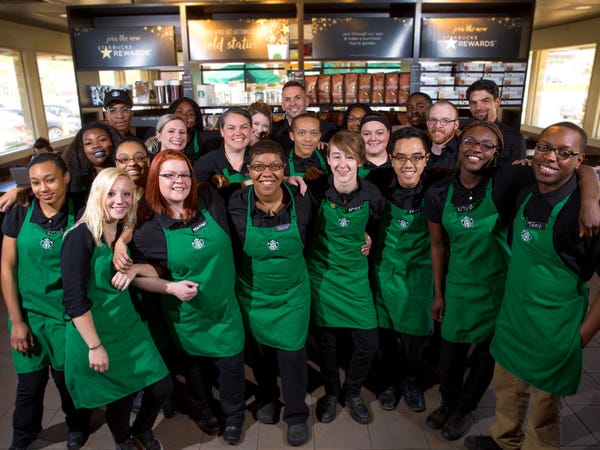 Nh&amp;acirc;n vi&amp;ecirc;n Starbucks tại một cửa h&amp;agrave;ng ở Ferguson, Missouri