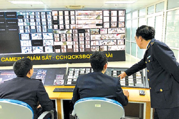C&amp;aacute;n bộ Chi cục Hải quan Cảng ho&amp;agrave;ng kh&amp;ocirc;ng quốc tế Nội B&amp;agrave;i gi&amp;aacute;m s&amp;aacute;t hoạt động xuất - nhập khẩu tr&amp;ecirc;n hệ thống camera trực tuyến