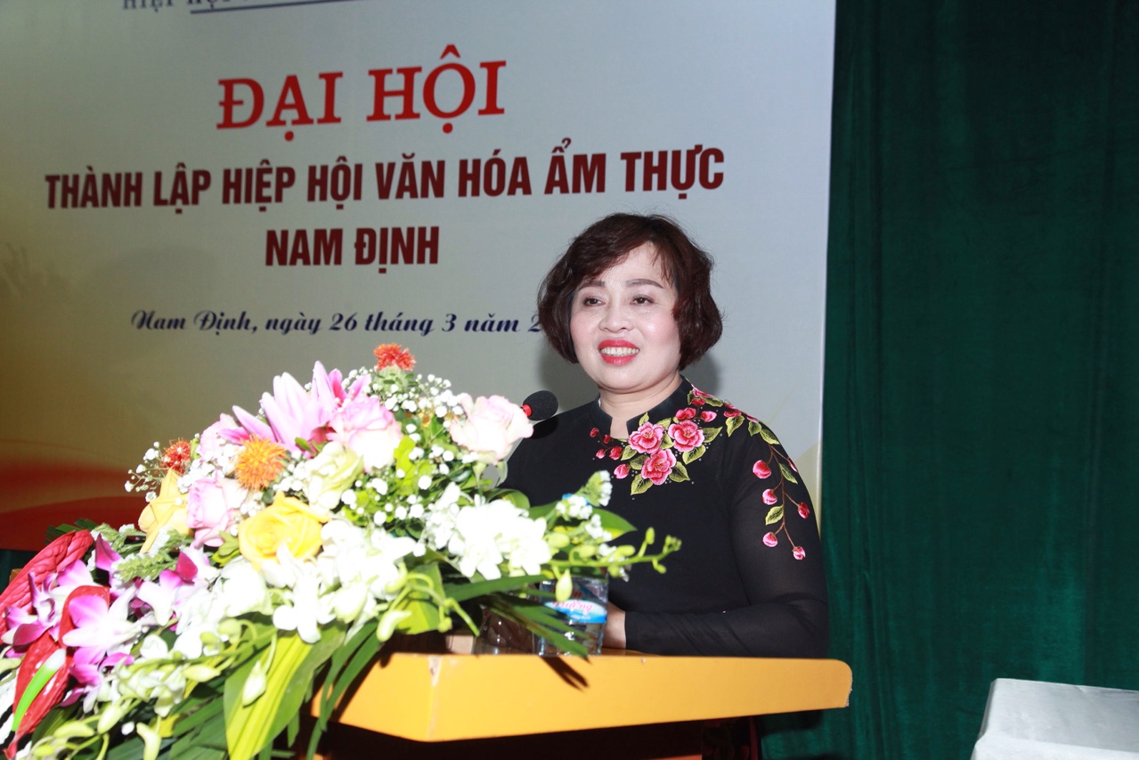 B&amp;agrave; L&amp;ecirc; Thị Thiết ph&amp;aacute;t biểu tại Đại hội
