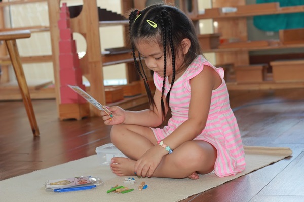 Trường mần non song ngữ Montessori Smiling Fingers lu&amp;ocirc;n ch&amp;uacute; trọng &amp;aacute;p dụng nhiều gi&amp;aacute;o cụ sinh động v&amp;agrave;o giảng dạy