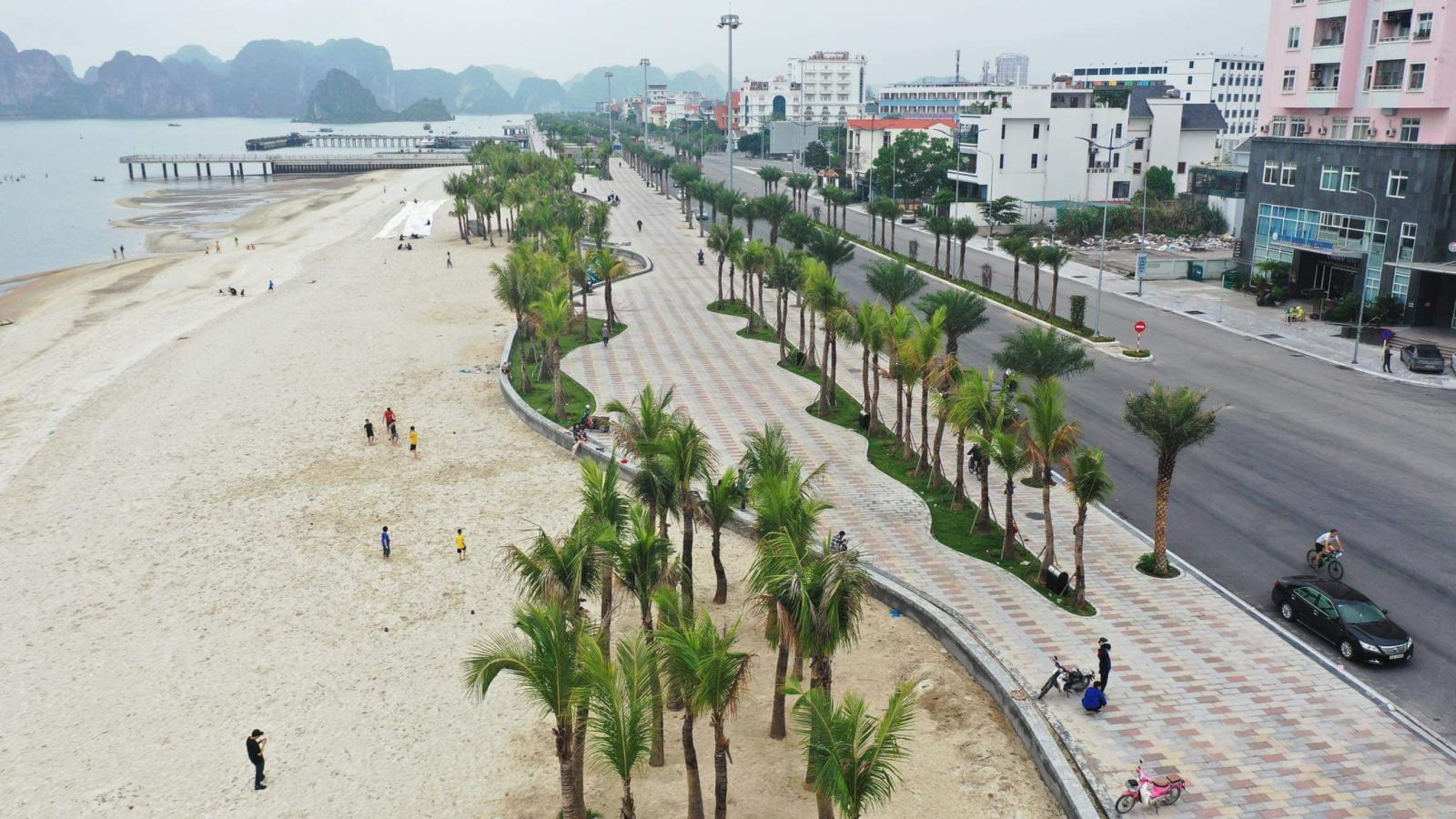 B&amp;atilde;i tắm H&amp;ograve;n Gai được TP Hạ Long đầu tư tại phường Hồng H&amp;agrave; c&amp;oacute; chiều d&amp;agrave;i 900m, rộng 185m, c&amp;aacute;c hạng mục vỉa h&amp;egrave; rộng 28m gồm nhiều c&amp;acirc;y xanh b&amp;oacute;ng m&amp;aacute;t, khu&amp;ocirc;n vi&amp;ecirc;n; khu vực tắm tr&amp;aacute;ng hiện đại, b&amp;atilde;i để xe ri&amp;ecirc;ng biệt...