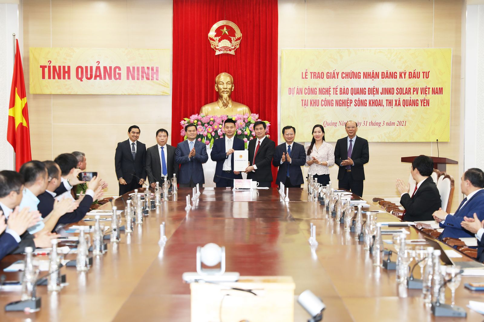 &amp;Ocirc;ng Nguyễn Tường Văn, Chủ tịch UBND tỉnh Quảng Ninh trao Giấy CNĐKĐT cho đại diện C&amp;ocirc;ng ty Jinko Solar Hong Kong
