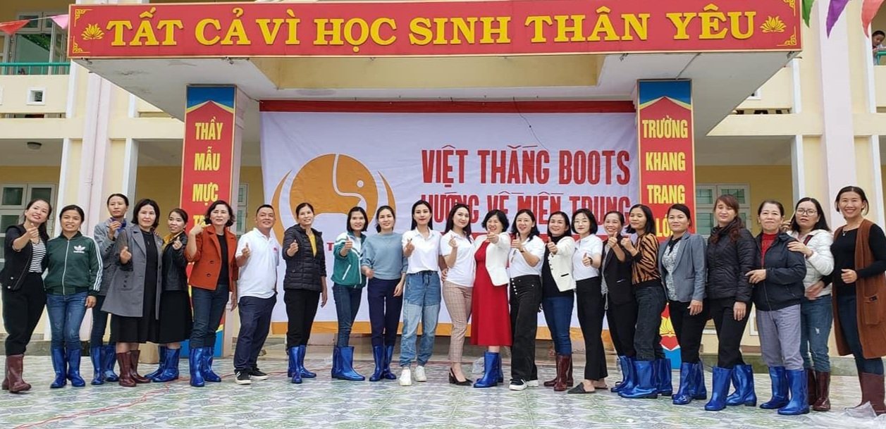 C&amp;ocirc;ng ty TNHH Sản xuất - Thương Mại v&amp;agrave; Dịch vụ Việt Thắng tặng ủng cho gi&amp;aacute;o vi&amp;ecirc;n một trường học ở v&amp;ugrave;ng lũ tỉnh Quảng B&amp;igrave;nh th&amp;aacute;ng 11 năm 2020