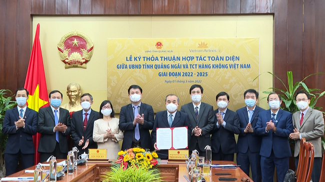 Quang cảnh buổi lễ k&amp;yacute; kết giữa Tỉnh Quảng Ng&amp;atilde;i v&amp;agrave; Vietnam Airlines.