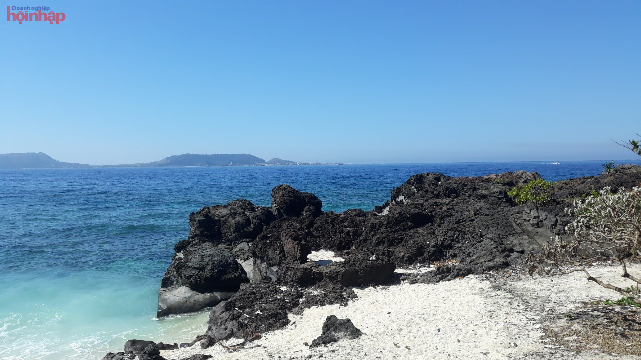 Theo l&amp;atilde;nh đạo tỉnh Quảng Ng&amp;atilde;i nhấn mạnh: &amp;ldquo;Việc mở th&amp;ecirc;m tuyến Đ&amp;agrave; Nẵng - L&amp;yacute; Sơn l&amp;agrave; cần thiết bởi hiện du lịch li&amp;ecirc;n kết v&amp;ugrave;ng miền kh&amp;ocirc;ng thể cục bộ địa phương, g&amp;acirc;y kh&amp;oacute; cho kết nối. (Ảnh; Trọng T&amp;acirc;m)