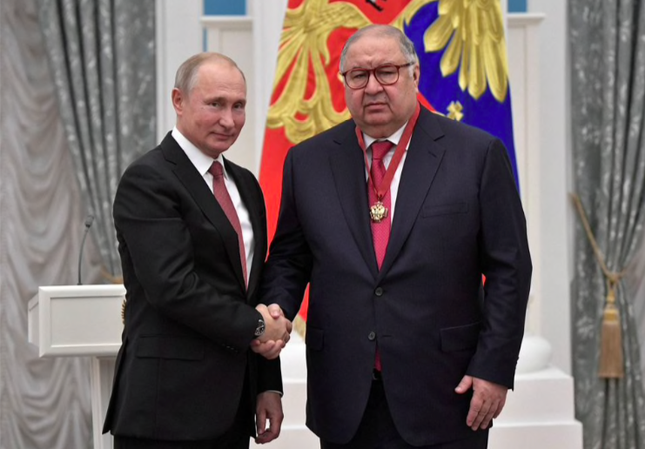 Tổng thống Nga Vladimir Putin v&amp;agrave; tỷ ph&amp;uacute; Alisher Usmanov trong một sự ki&amp;ecirc;n năm 2018