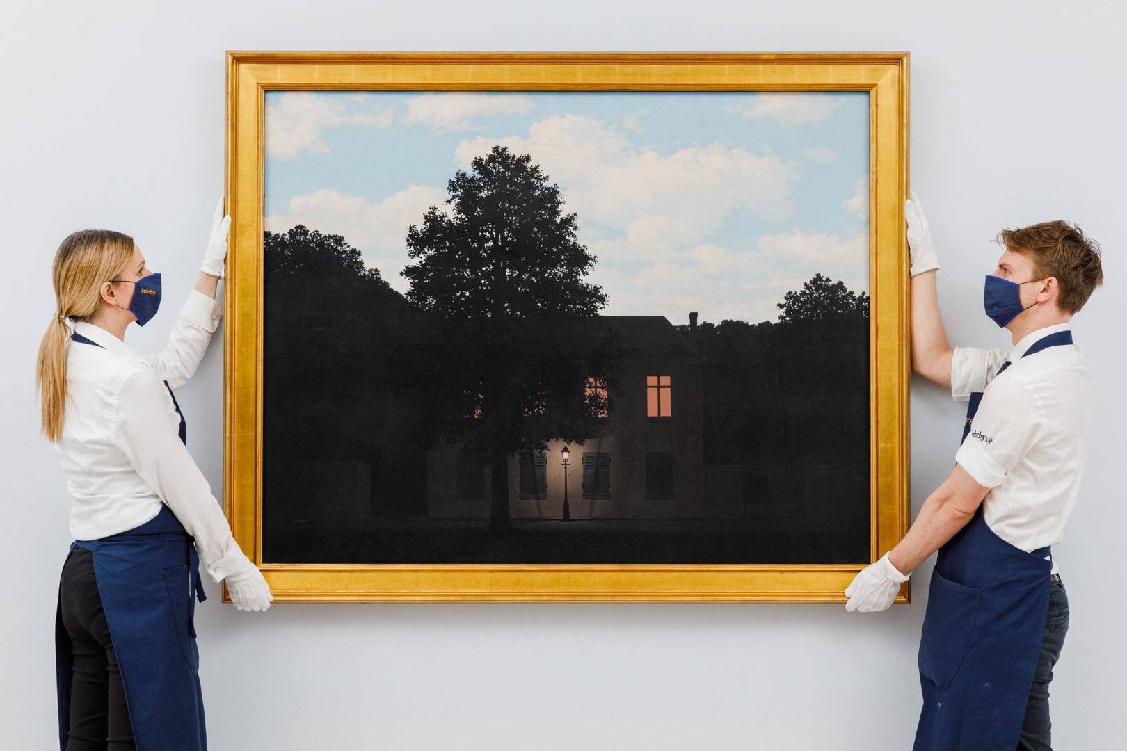 Bức tranh si&amp;ecirc;u thực 'L'Empire des Lumieres' của danh họa Rene Magritte