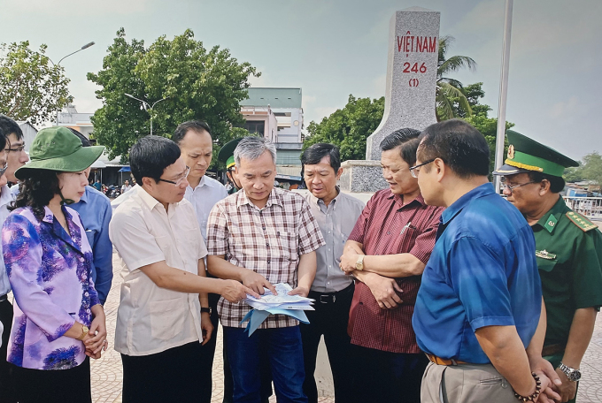 Ph&amp;oacute; thủ tướng Phạm B&amp;igrave;nh Minh (thứ 2 từ tr&amp;aacute;i qua) khảo s&amp;aacute;t thực địa tại khu vực bi&amp;ecirc;n giới tỉnh An Giang, th&amp;aacute;ng 7/2015. Ảnh: Ban tổ chức hội nghị