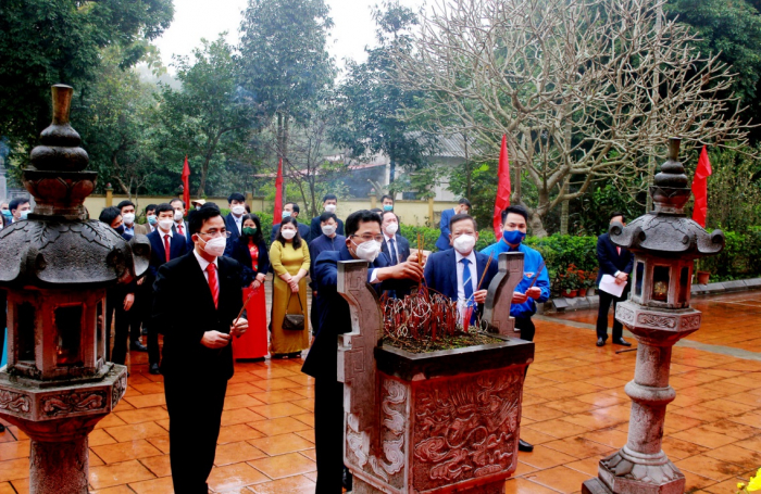 C&amp;aacute;c đại biểu d&amp;acirc;ng hương kỷ niệm 75 năm ng&amp;agrave;y B&amp;aacute;c Hồ về ở v&amp;agrave; l&amp;agrave;m việc tại x&amp;atilde; Vạn Xu&amp;acirc;n, huyện Tam N&amp;ocirc;ng (Ph&amp;uacute; Thọ)