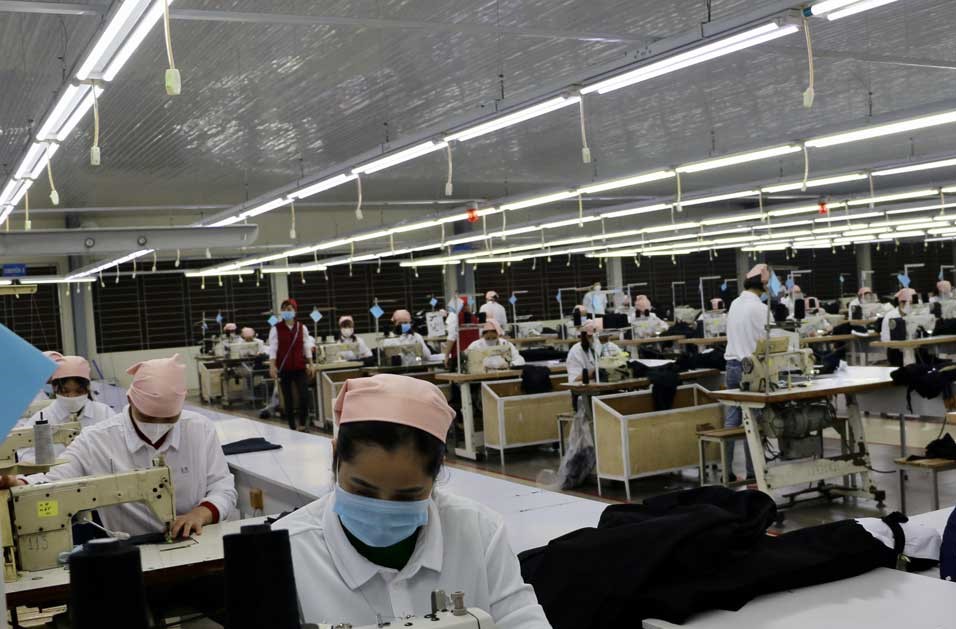 Nh&amp;agrave; m&amp;aacute;y may Hồ Gươm tại thị trấn Vụ Bản (Lạc Sơn) kiểm so&amp;aacute;t dịch chặt chẽ để hoạt động sản xuất được li&amp;ecirc;n tục, ổn định.