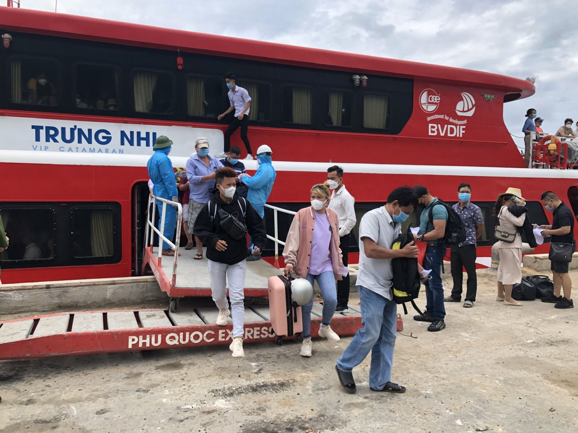 T&amp;agrave;u kh&amp;aacute;ch C&amp;ocirc;n Đảo hoạt động trở lại