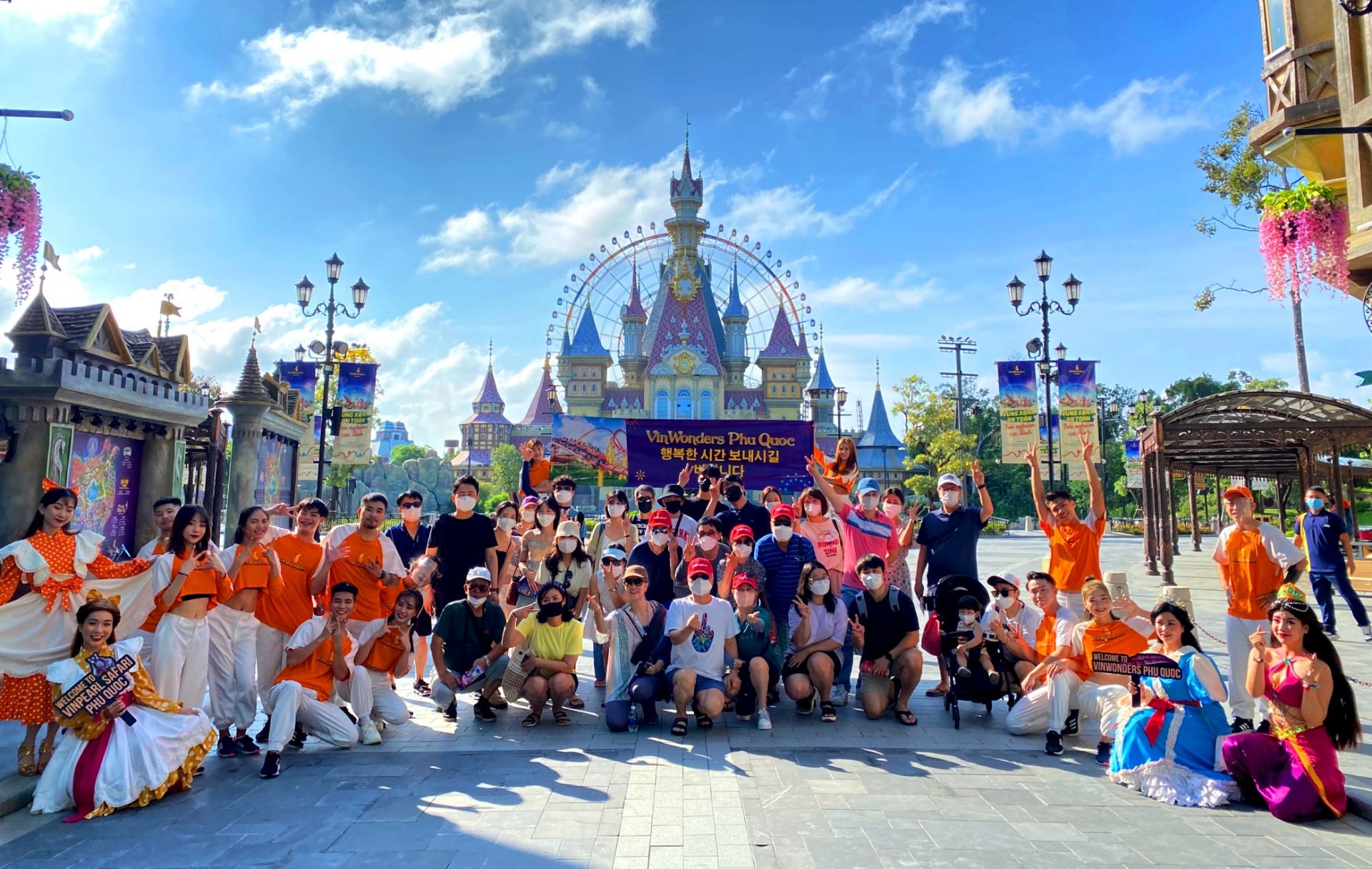 Ng&amp;agrave;y 20/11/2021, Th&amp;agrave;nh phố Ph&amp;uacute; Quốc, tỉnh Ki&amp;ecirc;n Giang đ&amp;oacute;n đo&amp;agrave;n kh&amp;aacute;ch du lịch quốc tế đầu ti&amp;ecirc;n của ng&amp;agrave;nh du lịch Việt Nam trong giai đoạn b&amp;igrave;nh thường mới sau 19 th&amp;aacute;ng &amp;ldquo;đ&amp;oacute;ng băng&amp;rdquo; do Covid-19