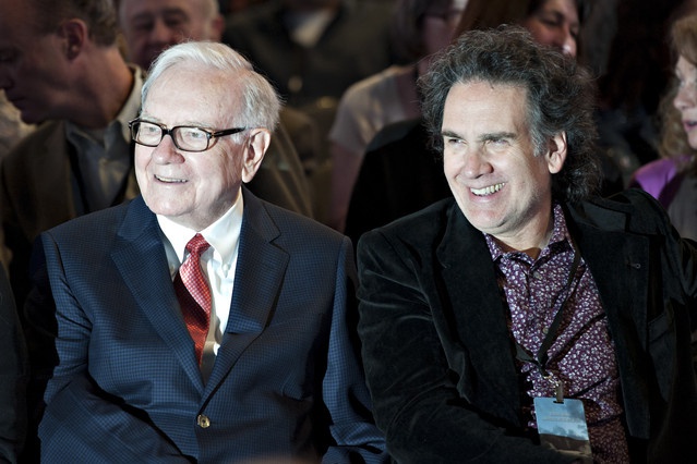 Tỷ ph&amp;uacute; Warren Buffett v&amp;agrave; con trai Peter Buffett