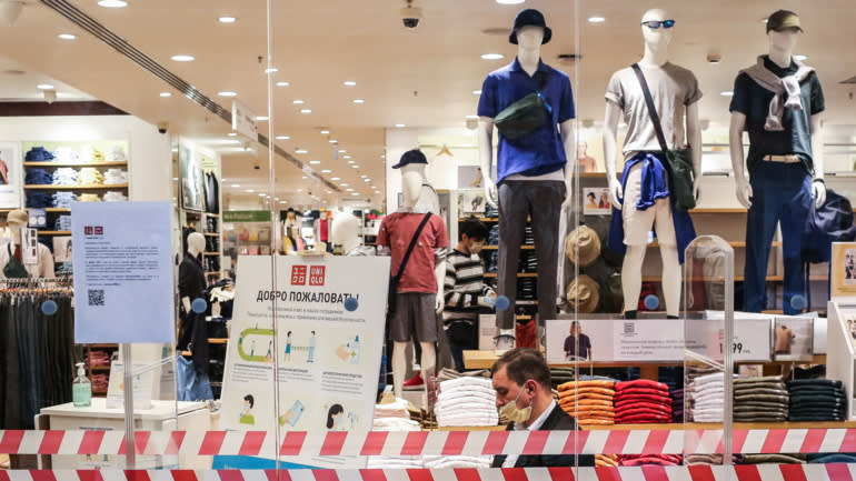 Một cửa h&amp;agrave;ng Uniqlo ở Moscow. Giải th&amp;iacute;ch l&amp;yacute; do tại sao &amp;ocirc;ng kh&amp;ocirc;ng đ&amp;oacute;ng cửa c&amp;aacute;c cửa h&amp;agrave;ng ở Nga, Tadashi Yanai, Gi&amp;aacute;m đốc điều h&amp;agrave;nh của c&amp;ocirc;ng ty mẹ Uniqlo Fast Retailing, cho biết:
