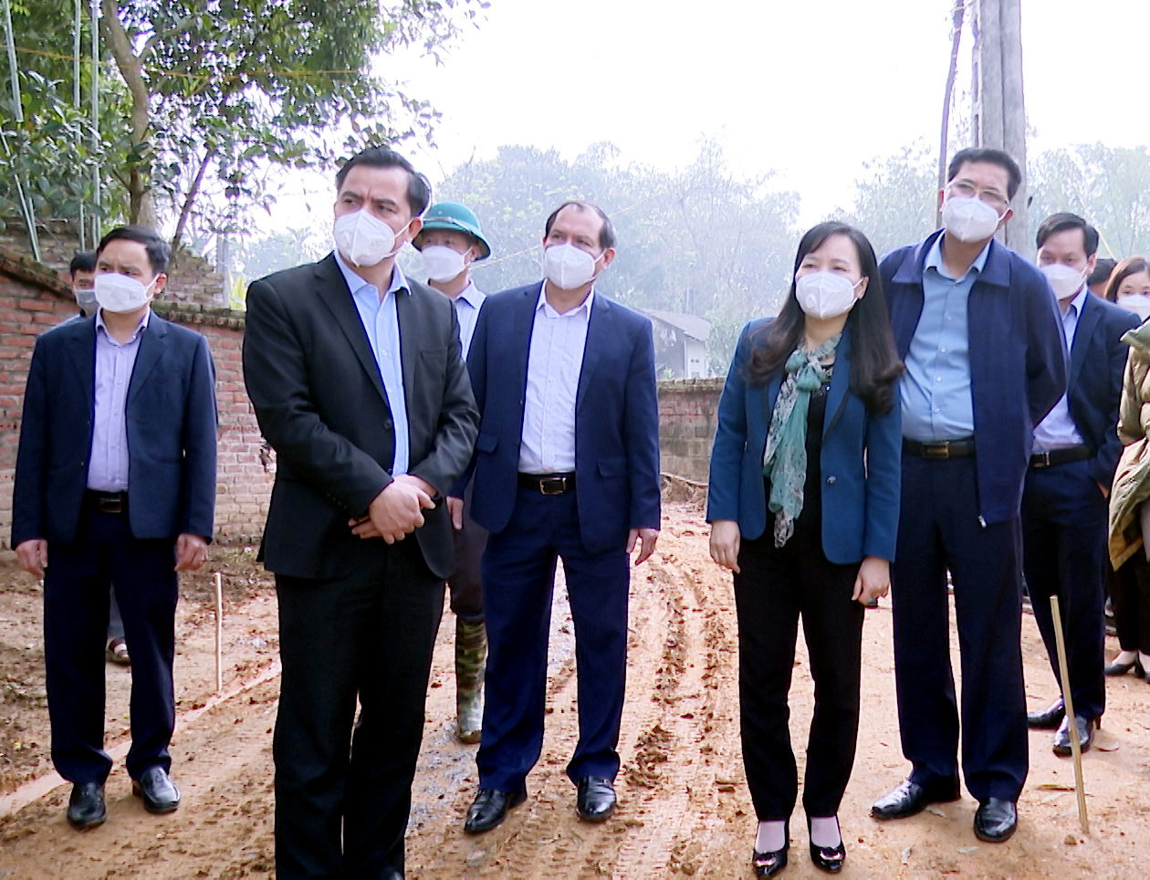 Trưởng Ban D&amp;acirc;n vận Tỉnh ủy Ph&amp;uacute; Thọ c&amp;ugrave;ng c&amp;aacute;c đại biểu kiểm tra thi c&amp;ocirc;ng tuyến đường d&amp;acirc;n vận tại khu 1, x&amp;atilde; Lam Sơn