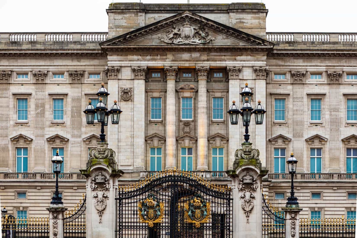 Cung điện Buckingham l&amp;agrave; nơi ở của Ho&amp;agrave;ng gia Anh.