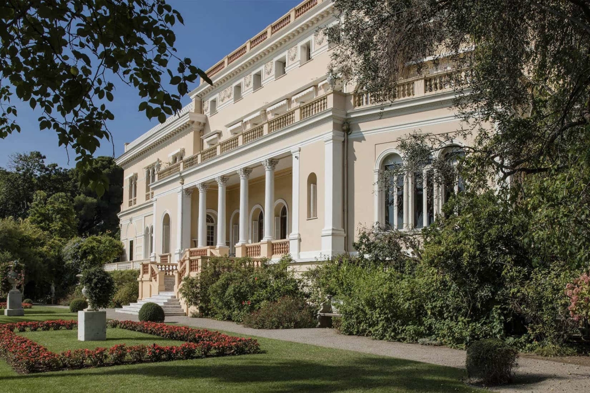 Nằm trong khu&amp;ocirc;n vi&amp;ecirc;n 14 ha, Villa Les C&amp;egrave;dres tr&amp;ocirc;ng giống như một cung điện hơn l&amp;agrave; một ng&amp;ocirc;i nh&amp;agrave;