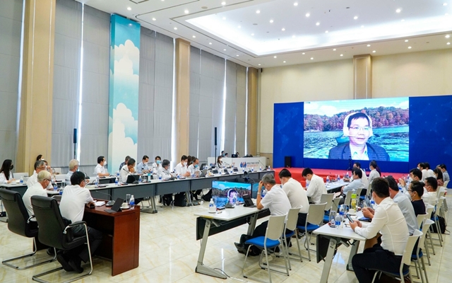 TS. Huỳnh Thế Du &amp;ndash; Tiến sỹ quy hoạch, Đại học Harvard đại diện cho Li&amp;ecirc;n danh tư vấn VNI (Việt Nam Initative - s&amp;aacute;ng tạo Việt Nam) v&amp;agrave; ĐH Việt Đức VGU tr&amp;igrave;nh b&amp;agrave;y Dự &amp;aacute;n tư vấn
