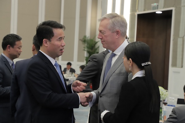Tổng Gi&amp;aacute;m đốc BHXH Việt Nam Nguyễn Thế Mạnh v&amp;agrave; Chủ tịch ki&amp;ecirc;m Tổng Gi&amp;aacute;m đốc USABC trao đổi hợp t&amp;aacute;c tại buổi Lễ.