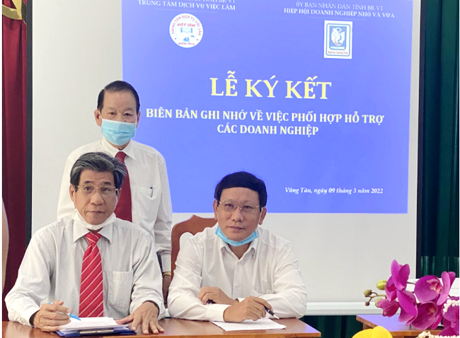 &amp;Ocirc;ng B&amp;ugrave;i Ngọc Diệp, Ph&amp;oacute; chủ tịch Thường trực Hiệp hội (b&amp;ecirc;n tr&amp;aacute;i) v&amp;agrave; &amp;Ocirc;ng Phạm Quang Việt, Gi&amp;aacute;m đốc Trung T&amp;acirc;m giới thiệu việc l&amp;agrave;m (b&amp;ecirc;n phải) k&amp;yacute; kết Bản ghi nhớ hợp t&amp;aacute;c hỗ trợ doanh nghiệp tiếp cận ch&amp;iacute;nh s&amp;aacute;ch về chế độ lao động việc l&amp;agrave;m trong tỉnh (Ảnh BRVT-SME)