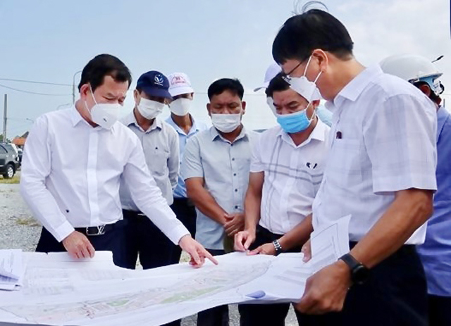 Chủ tịch UBND tỉnh Quảng Ng&amp;atilde;i Đặng Văn Minh (đầu ti&amp;ecirc;n b&amp;ecirc;n tr&amp;aacute;i) tại buổi kiểm tra hiện trường dự &amp;aacute;n. Ảnh: N.Đức.