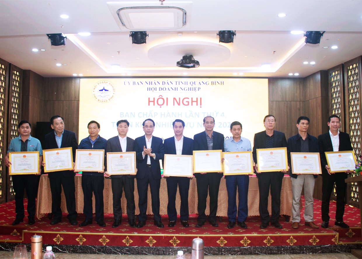 Hội doanh nghiệp Quảng B&amp;igrave;nh trao bằng khen