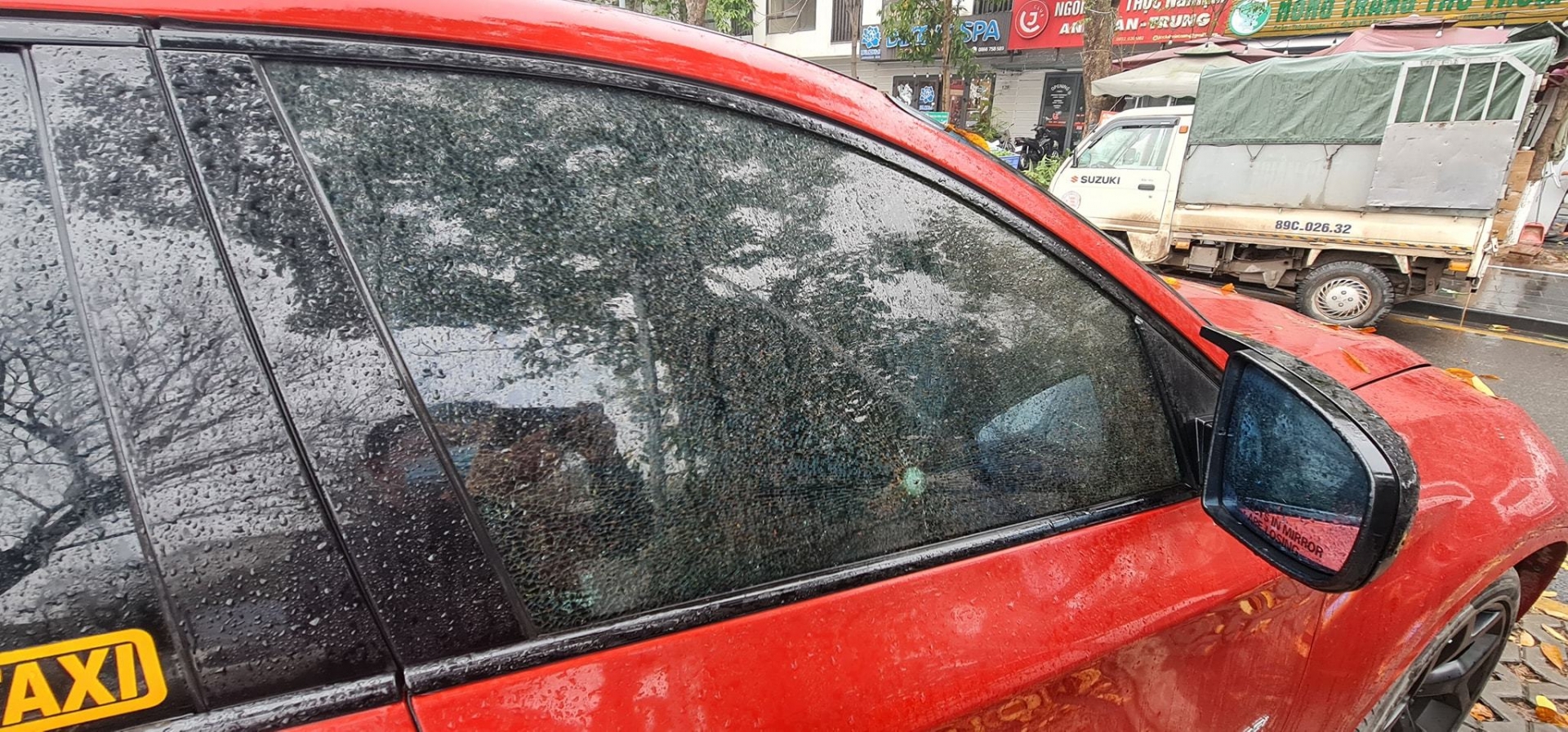 Những chiếc xe giá trị của cư dân bị phá hoại khiến nhiều người phải xót xa. Những chiếc xe giá trị của cư dân bị phá hoại khiến nhiều người phải xót xa.