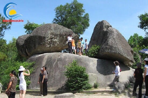 Kh&amp;aacute;ch du lịch đang chi&amp;ecirc;m ngưỡng H&amp;ograve;n Trống m&amp;aacute;i