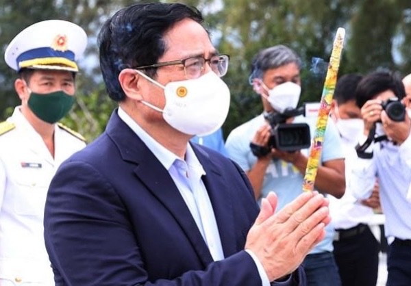 Thủ tướng Phạm Minh Ch&amp;iacute;nh c&amp;ugrave;ng đo&amp;agrave;n c&amp;ocirc;ng t&amp;aacute;c của Ch&amp;iacute;nh phủ d&amp;acirc;ng hương tại khu mộ gi&amp;oacute; của 64 anh h&amp;ugrave;ng, liệt sĩ đ&amp;atilde; hi sinh tại đảo đ&amp;aacute; Gạc Ma, thuộc huyện Trường Sa, tỉnh Kh&amp;aacute;nh H&amp;ograve;a