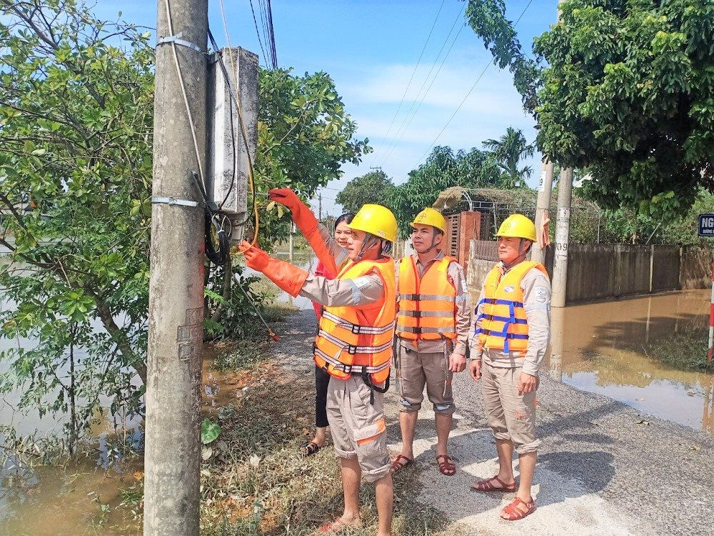 Điện lực H&amp;agrave; Tĩnh chống qu&amp;aacute; tải lưới m&amp;ugrave;a nắng n&amp;oacute;ng