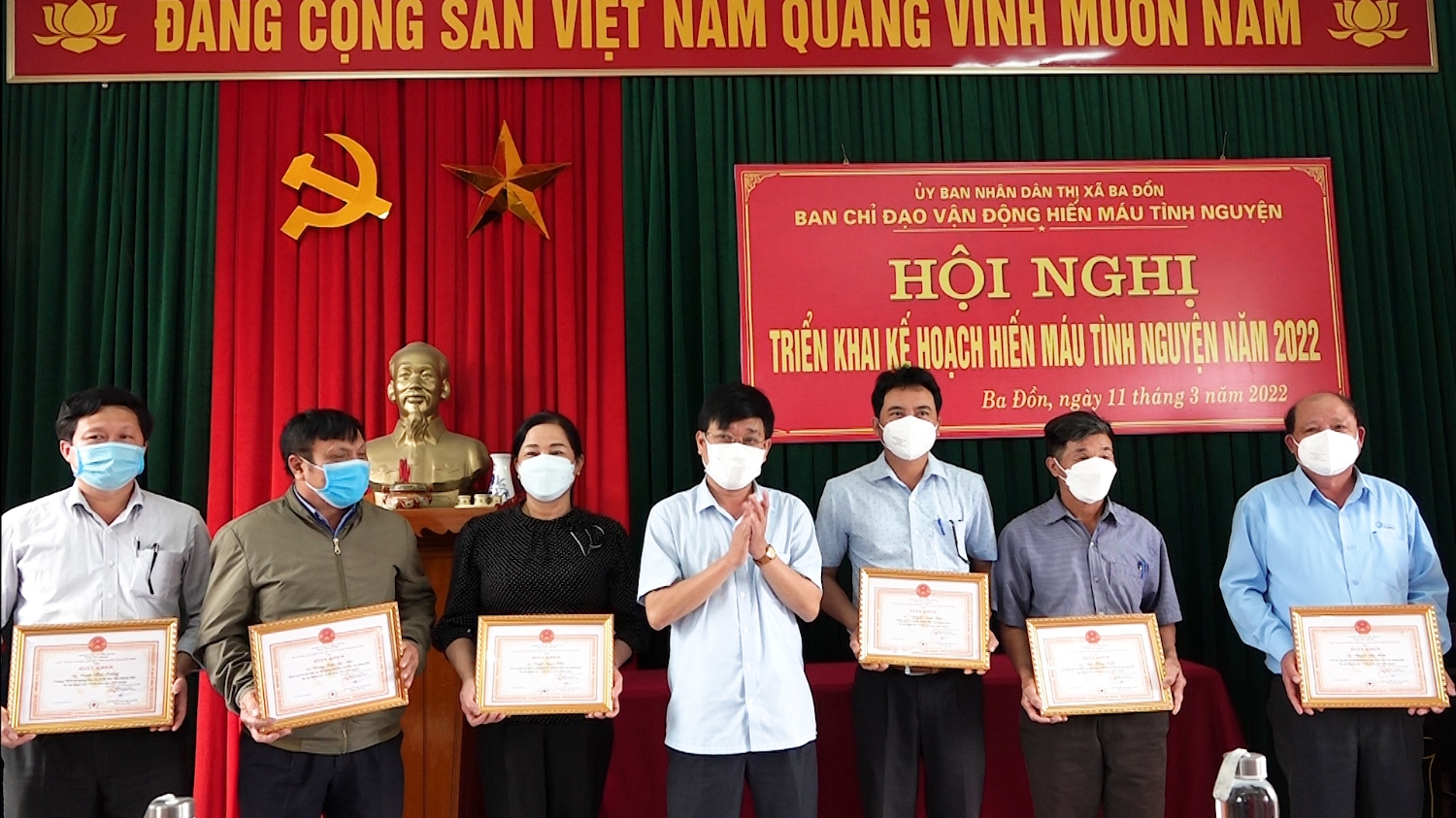 C&amp;aacute;c tập thể c&amp;oacute; th&amp;agrave;nh t&amp;iacute;ch xuất sắc rong c&amp;ocirc;ng t&amp;aacute;c vận động hiến m&amp;aacute;u t&amp;igrave;nh nguyện năm 2021 được nhận giấy khen của Hội CTĐ tỉnh v&amp;agrave; UBND thị x&amp;atilde;