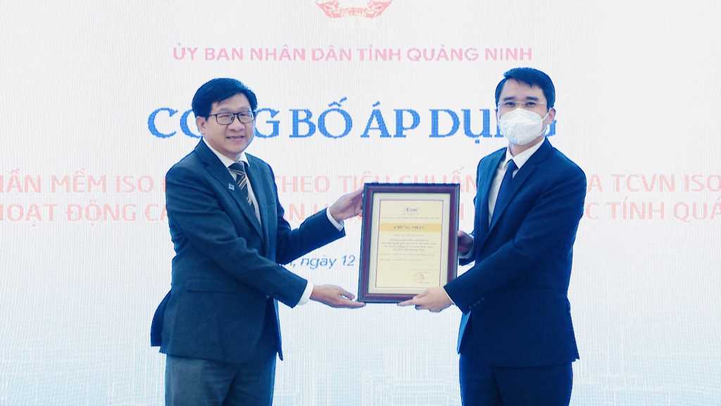 Đại diện Trường Đại Học Cần Thơ trao chứng nhận bản quyền phần mềm ISO điện tử cho tỉnh