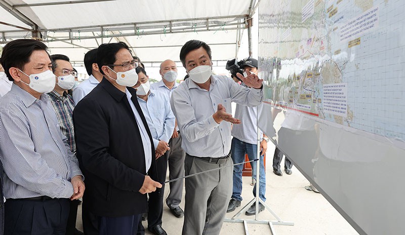 Thủ tướng thị s&amp;aacute;t thực địa dự &amp;aacute;n cao tốc Bu&amp;ocirc;n Ma Thuột-V&amp;acirc;n Phong. Ảnh: VGP