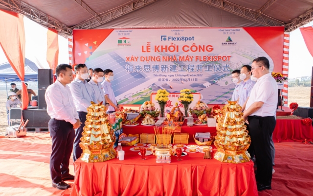 Nghi thức thắp hương tại buổi lễ