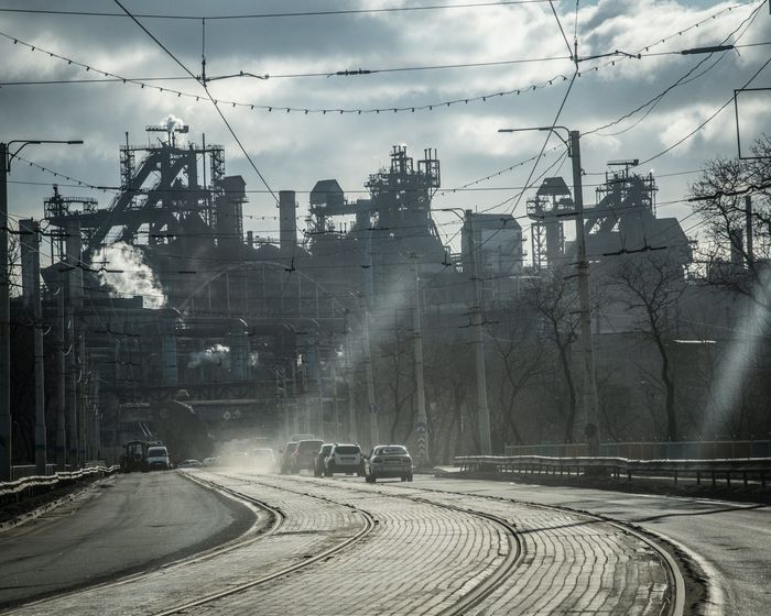 Một nhà máy gang thép ở Mariupol, Ukraine, là một phần của Metinvest. Một nhà máy gang thép ở Mariupol, Ukraine, là một phần của Metinvest.