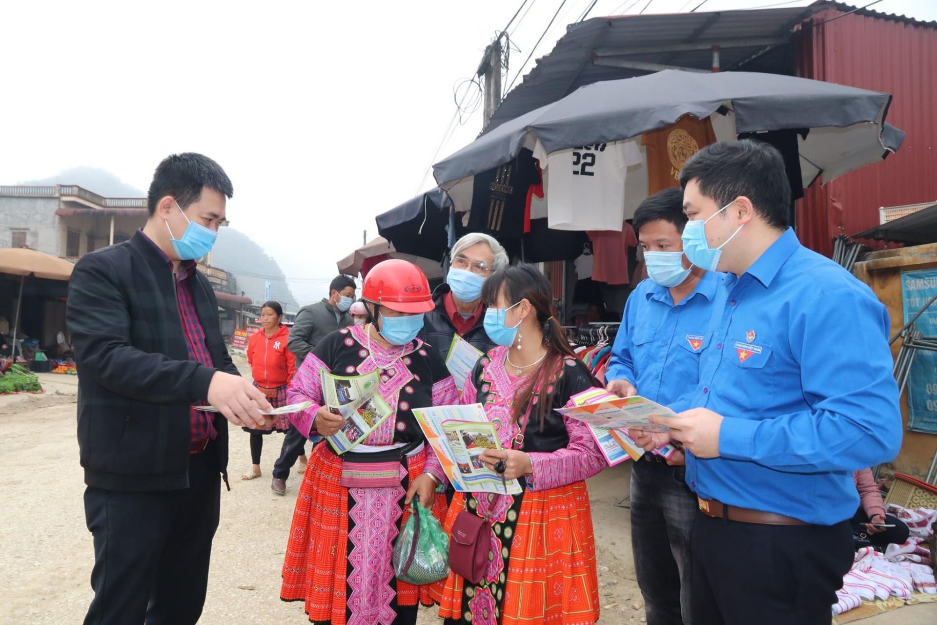 Đại diện Ph&amp;ograve;ng Quản l&amp;yacute; thương mại (Sở C&amp;ocirc;ng Thương H&amp;ograve;a B&amp;igrave;nh) tuy&amp;ecirc;n truyền c&amp;aacute;c quyền cơ bản của người ti&amp;ecirc;u d&amp;ugrave;ng cho b&amp;agrave; con v&amp;ugrave;ng cao tại chợ P&amp;agrave; C&amp;ograve; (Mai Ch&amp;acirc;u).