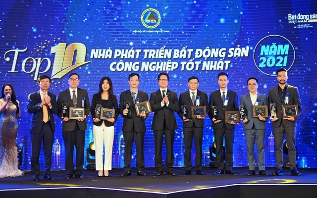 Đại diện l&amp;atilde;nh đạo Becamex IDC c&amp;ugrave;ng l&amp;atilde;nh đạo c&amp;aacute;c đơn vị nhận danh hiệu TOP 10 nh&amp;agrave; ph&amp;aacute;t triển bất động sản c&amp;ocirc;ng nghiệp tốt nhất năm 2021